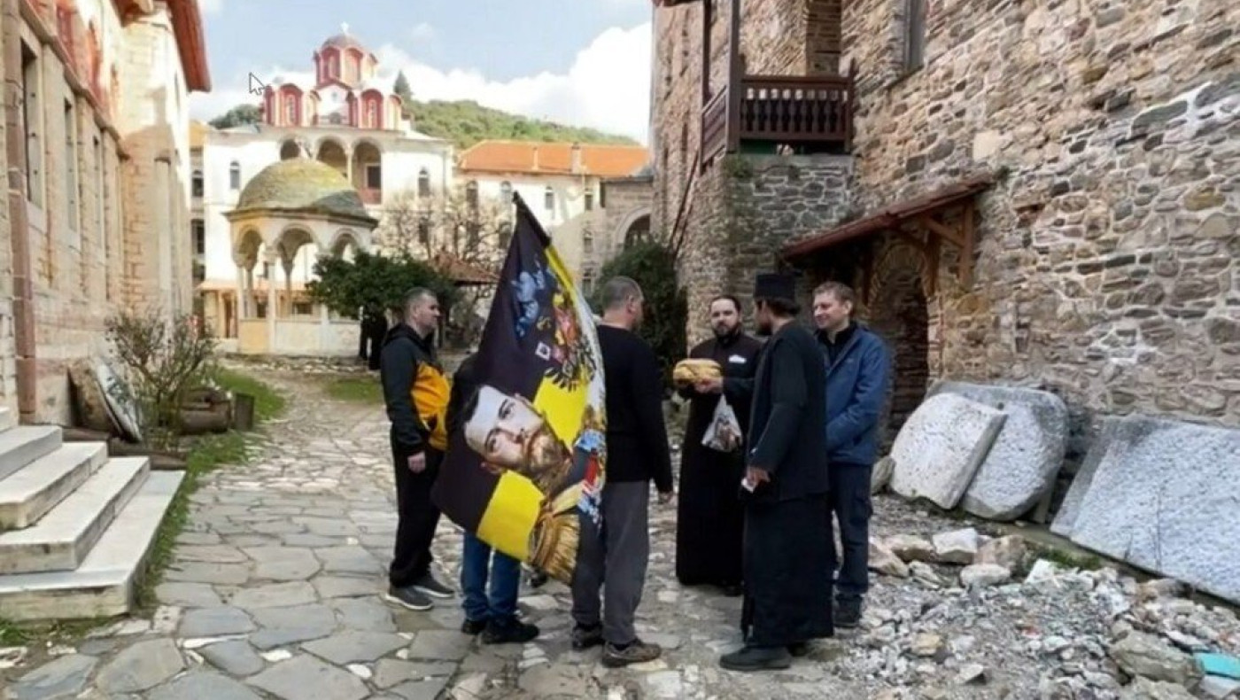 Άγιον Όρος-Μονή Εσφιγμένου: Ρώσοι υπερεθνικιστές με λάβαρα εισήλθαν στο υπό κατάληψη κτίριο