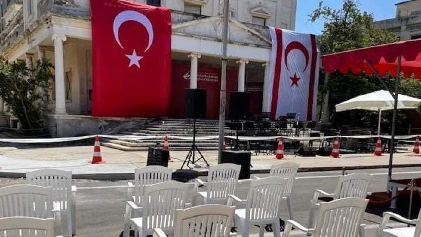 Κύπρος: Συναυλία με σημαίες του ψευδοκράτους στην περιοχή των Βαρωσίων