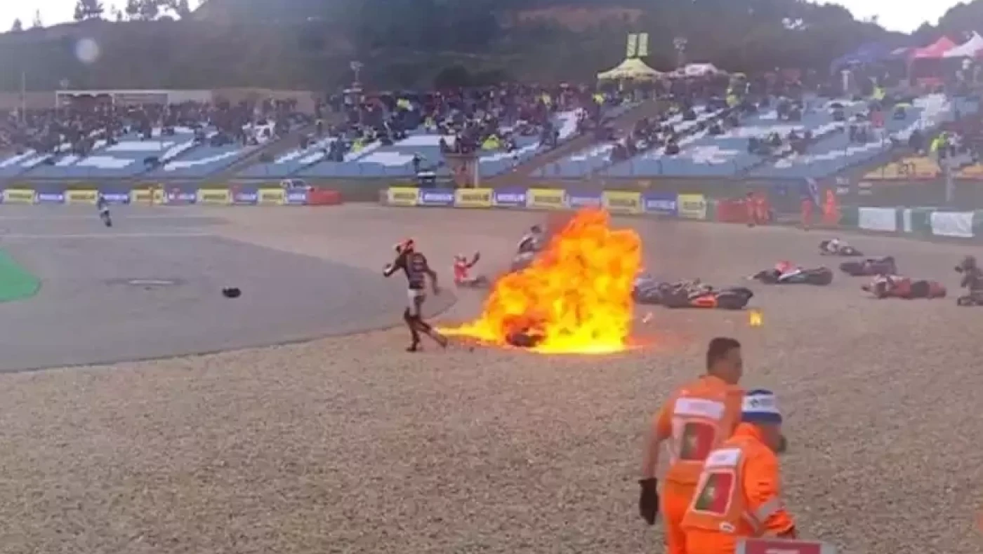 Moto2: Τρομακτικό ατύχημα στην Πορτογαλία! Καραμπόλα εννέα μηχανών με φωτιά και συντρίμμια
