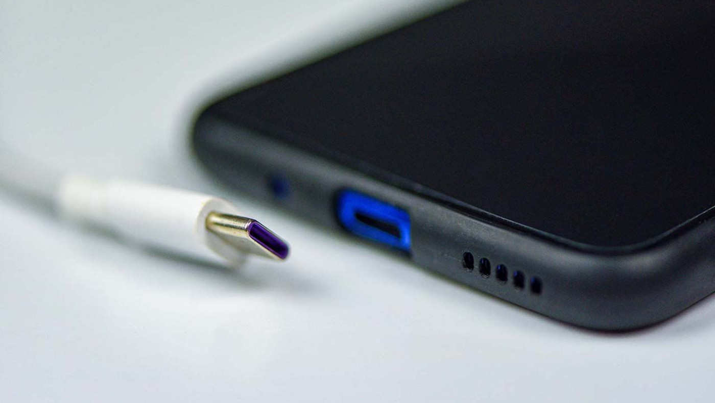 Η ΕΕ θέλει USB-C ακόμα και στα… ρολόγια