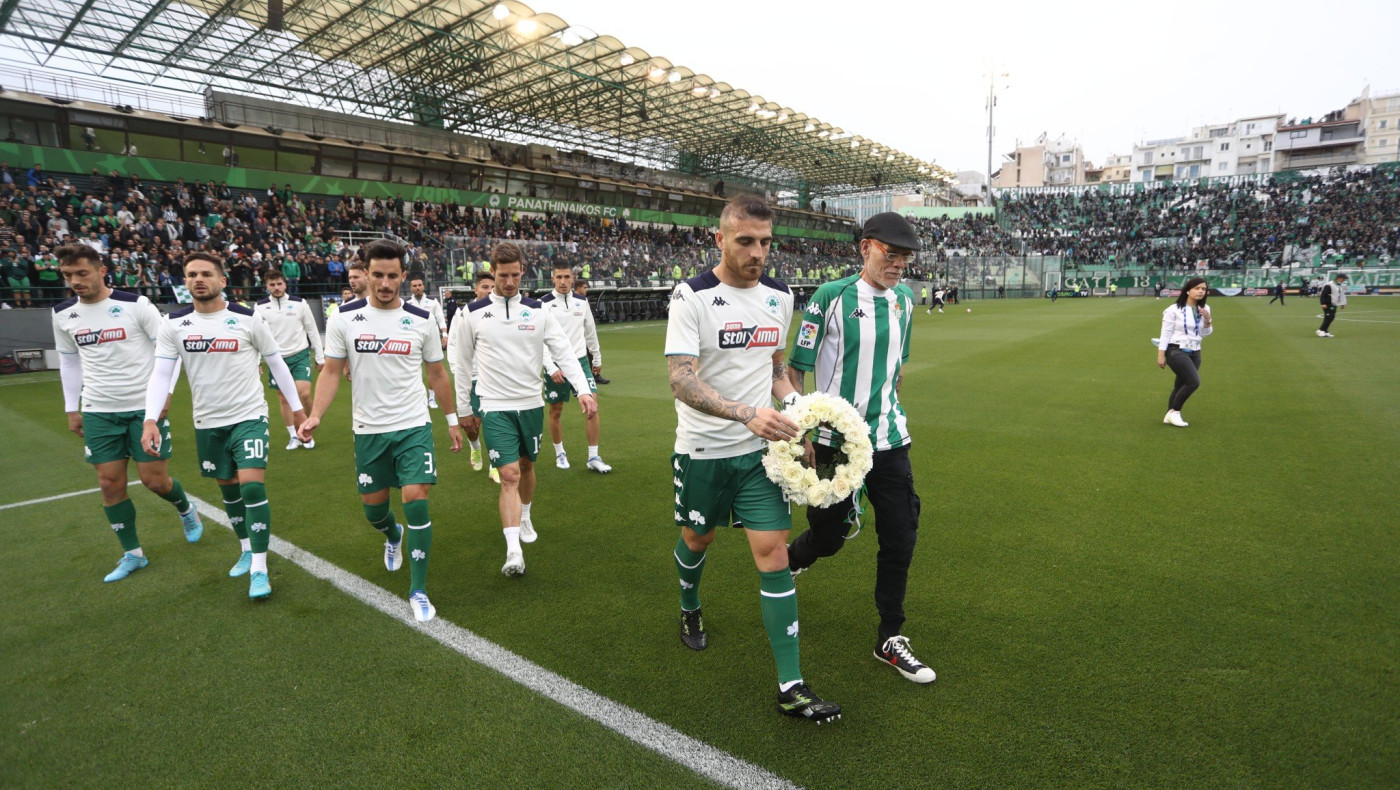 Υπέροχη στιγμή με τους παίκτες και οπαδούς του Παναθηναϊκού να καταθέτουν στεφάνι στη μνήμη του Άλκη