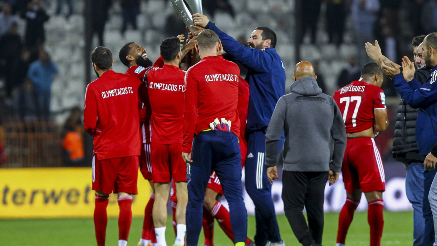 Ο Ολυμπιακός έφερε κούπα... από την τροπαιοθήκη του για να τη σηκώσει μέσα στην Τούμπα