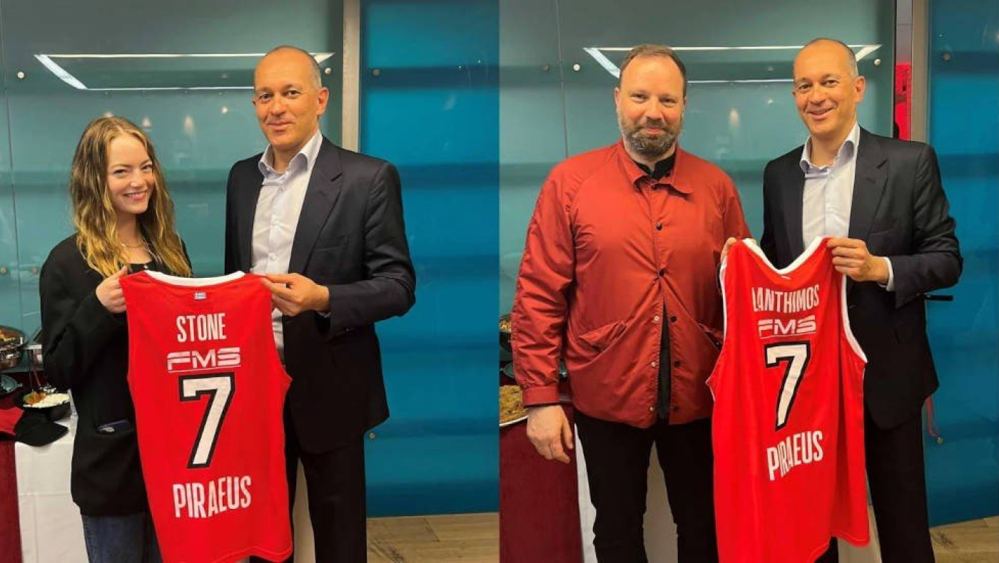 Ολυμπιακός: Δώρισε φανέλες στην Έμα Στόουν και τον Γιώργο Λάνθιμο