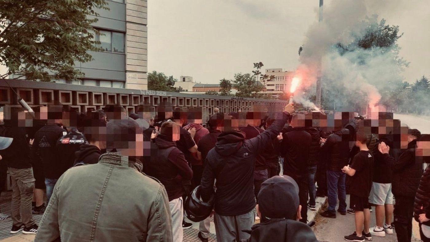 Θεσσαλονίκη: «Νάσο ζεις» φώναξαν φίλοι του ΠΑΟΚ έξω από το Ολυμπιακό μουσείο