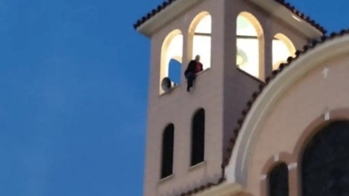 Άνδρας απειλεί να αυτοκτονήσει από καμπαναριό εκκλησίας