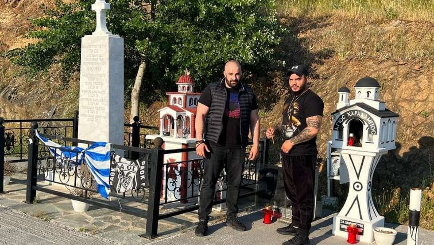 Οπαδοί του Αρη άναψαν κερί στο μνημείο των Τεμπών