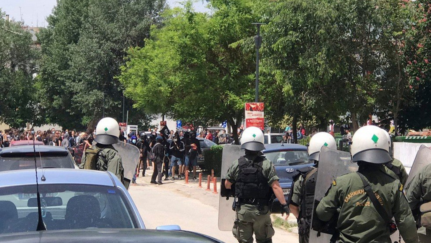 Πεδίο μάχης θυμίζει το ΑΠΘ - Χημικά, πέτρες και βανδαλισμοί