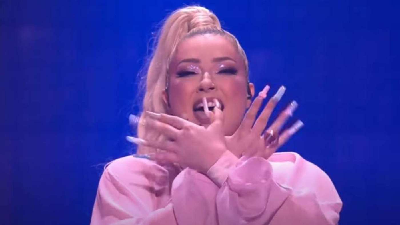 Eurovision 2022:Η τραγουδίστρια της Αλβανίας σχημάτισε τον αετό