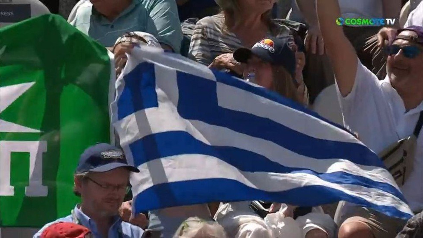 Τσιτσιπάς: Έλληνας πανηγύρισε την κατάκτηση του σετ με σημαία ΠΑΣΟΚ!
