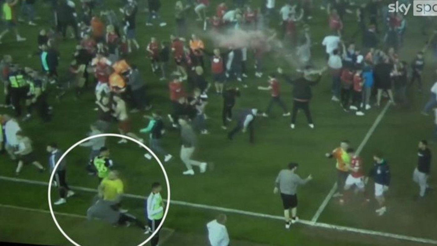Η στιγμή που ο οπαδός της Νότιγχαμ κουτουλάει ποδοσφαιριστή της Σέφιλντ