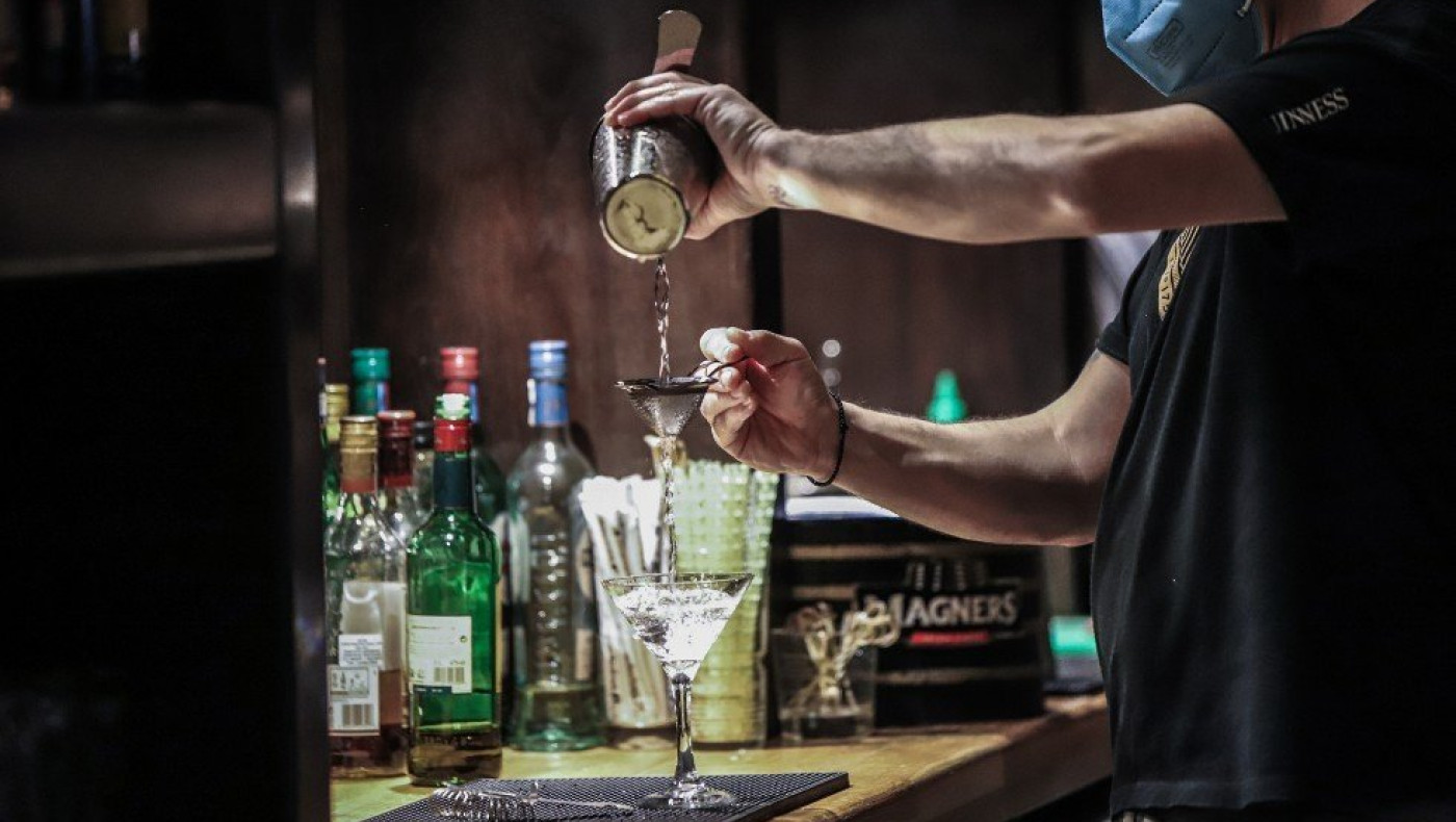 Απίστευτο: Του σέρβιραν χλωρίνη αντί για νερό σε μπαρ στη Θεσσαλονίκη