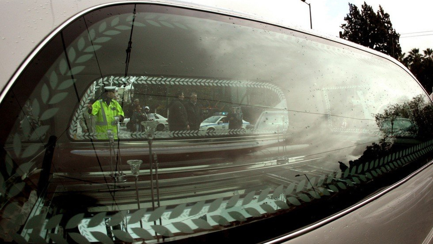 Ιδιοκτήτης γραφείου τελετών στρίμωξε την υπάλληλο... και την «χούφτωσε»