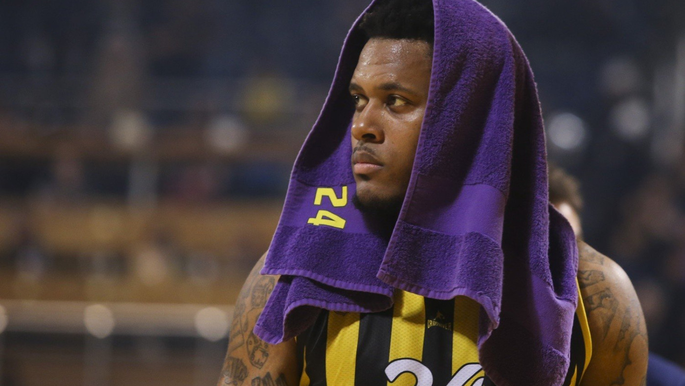 Δύσκολες ώρες για τον Τζέιμς Κέλι