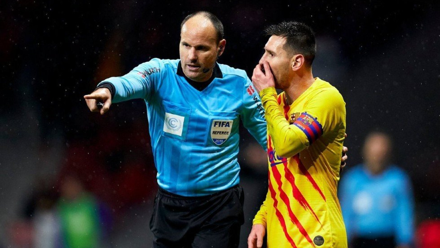 Ματέου Λαόθ: Ο διαιτητής του τελικού, που στέρησε το πρωτάθλημα από τη Μπαρτσελόνα