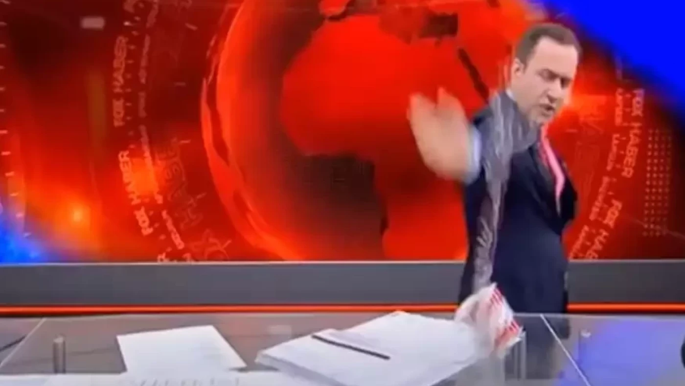 Παρουσιαστής στην Τουρκία τα έκανε γυαλιά – καρφιά στο στούντιο και έγινε viral