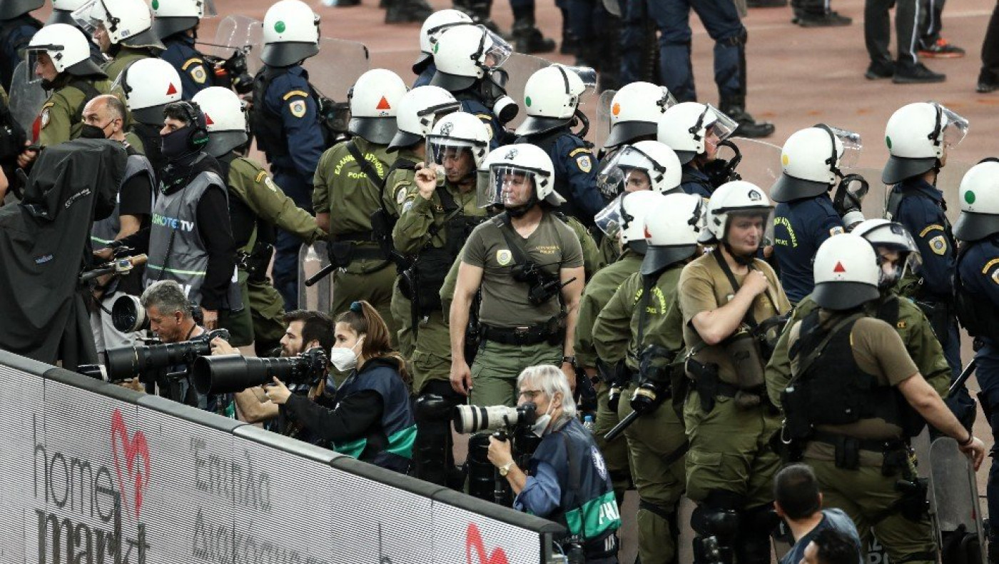 «Όχι τον μπαμπά μου»: Καταγγελία για ΜΑΤ που χτυπούσαν πατέρα και 13χρονο στο ΟΑΚΑ