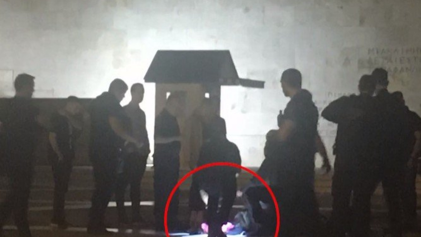 Σύνταγμα: Η στιγμή της σύλληψης του ενόπλου που απειλούσε να ανοίξει πυρ