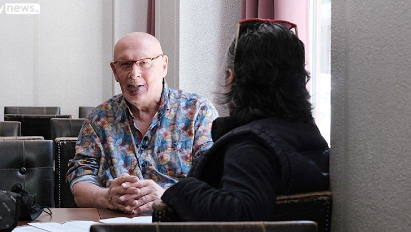 Θαυμαστής της μουσικής: Ο Λάκης Παπαδόπουλος «με τα ψηλά ρεβέρ» στο Mynews.gr