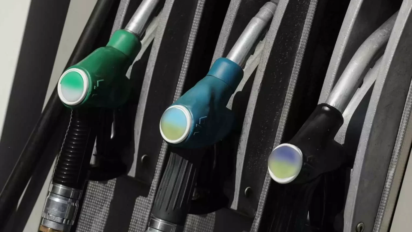 Πέφτουν οι διεθνείς τιμές του πετρελαίου – Μικρότερες μειώσεις στη βενζίνη