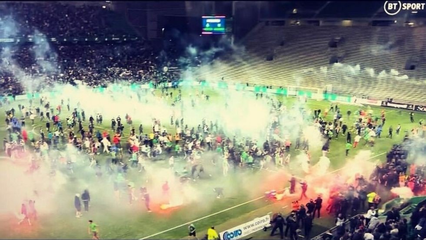 Επεσε η Σεντ Ετιέν και οι οπαδοί μπήκαν στο γήπεδο και προκάλεσαν χάος (vids)