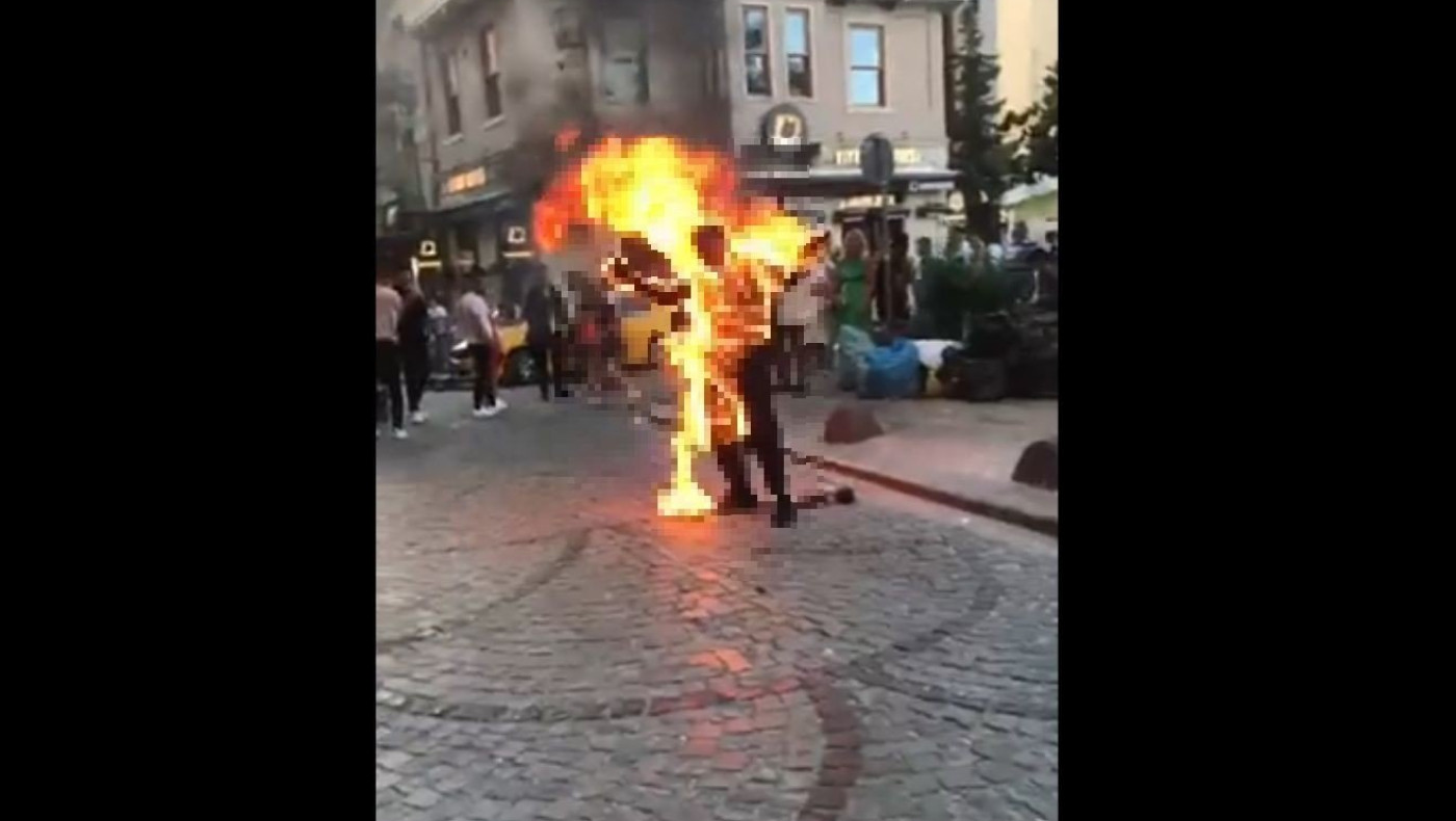 Σκληρές εικόνες: Νεαρός αυτοπυρπολήθηκε στη μέση του δρόμου στη Τουρκία