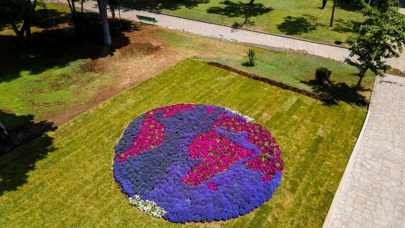 Δ. Θεσσαλονίκης: Υδρόγειος από 5.000 πετούνιες και λομπέλιες για την Παγκόσμια Ημέρα Περιβάλλοντος