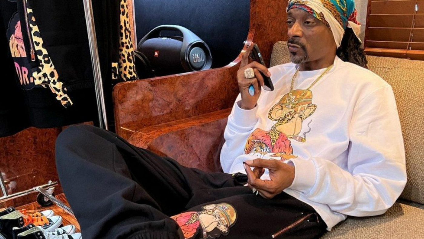 Snoop Dogg: Πόσα κερδίζει ο υπάλληλος που του... στρίβει τα τσιγάρα
