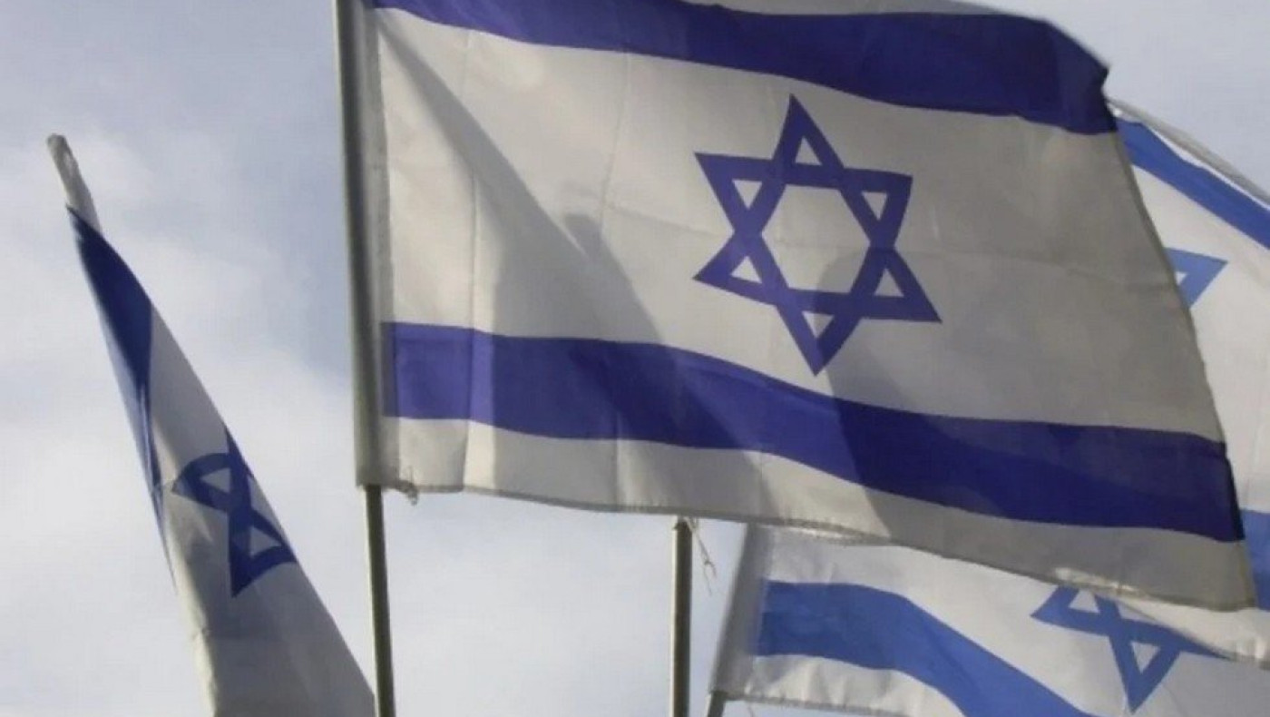 Αμερικάνα έσκισε ελληνικές σημαίες γιατί τις μπέρδεψε με του Ισραήλ! (vid)