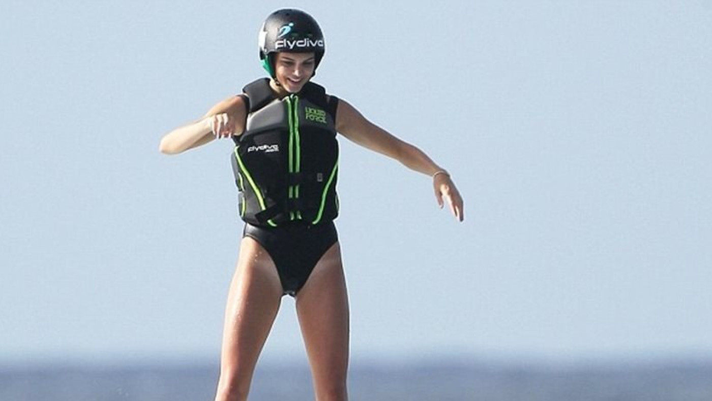 Kendall Jenner: Δείτε τη να κάνει το πιο τολμηρό θαλάσσιο σπορ