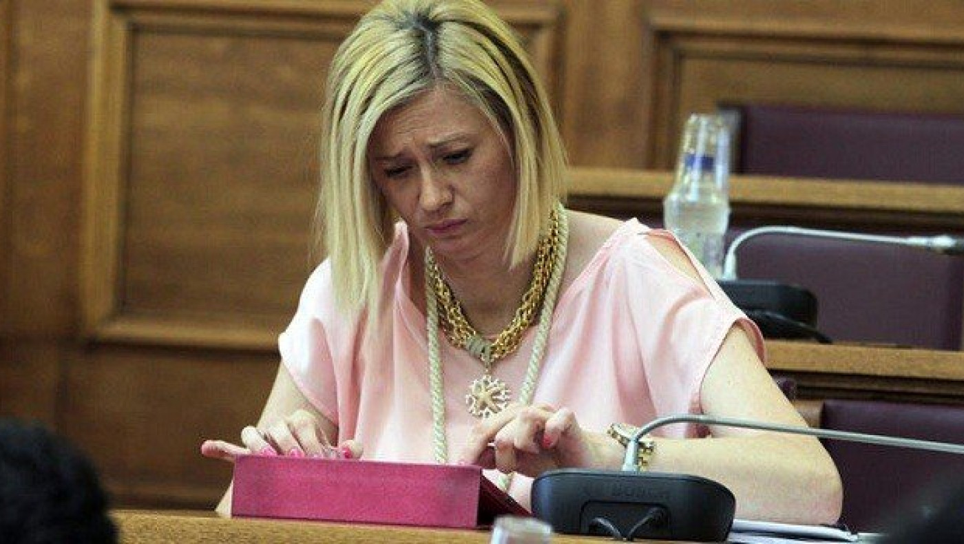 Με ψεύτικο λογαριασμό του προέδρου της ΕΡΤ τα έβαλε η Μακρή