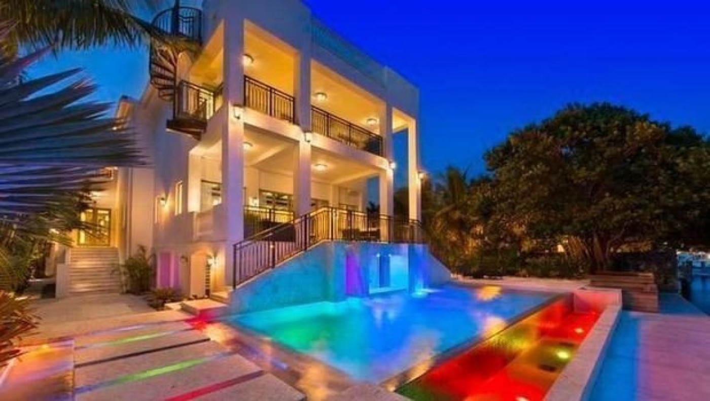 Πούλησε το… «φτωχικό» του ο Λεμπρόν (pics+video)