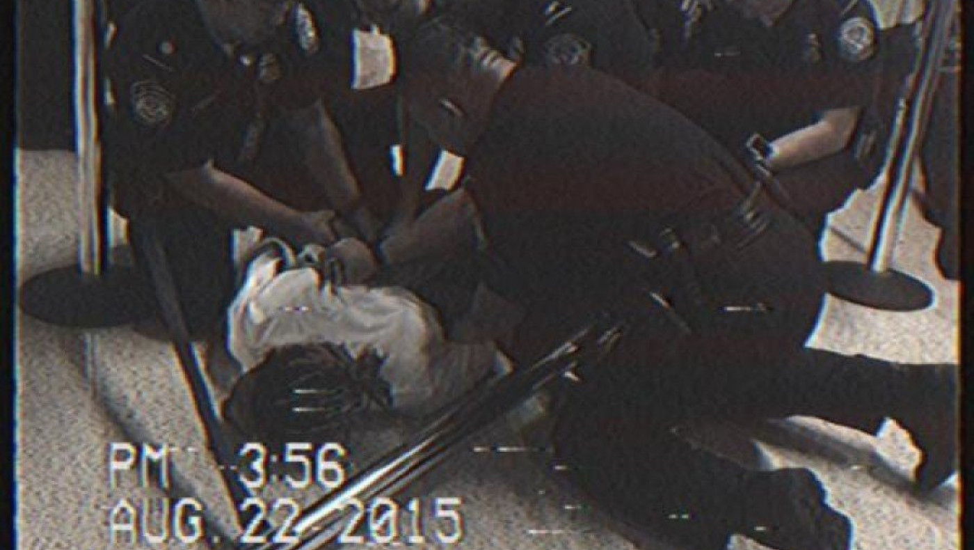 Αστυνομικοί συλλαμβάνουν βίαια πασίγνωστο τραγουδιστή! (Βίντεο)