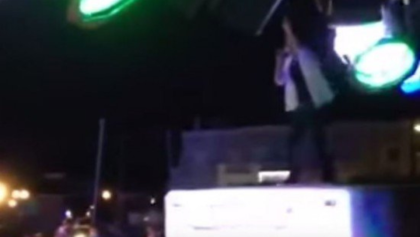 Απίστευτη είσοδος τραγουδιστή σε... πανηγύρι (Vid)