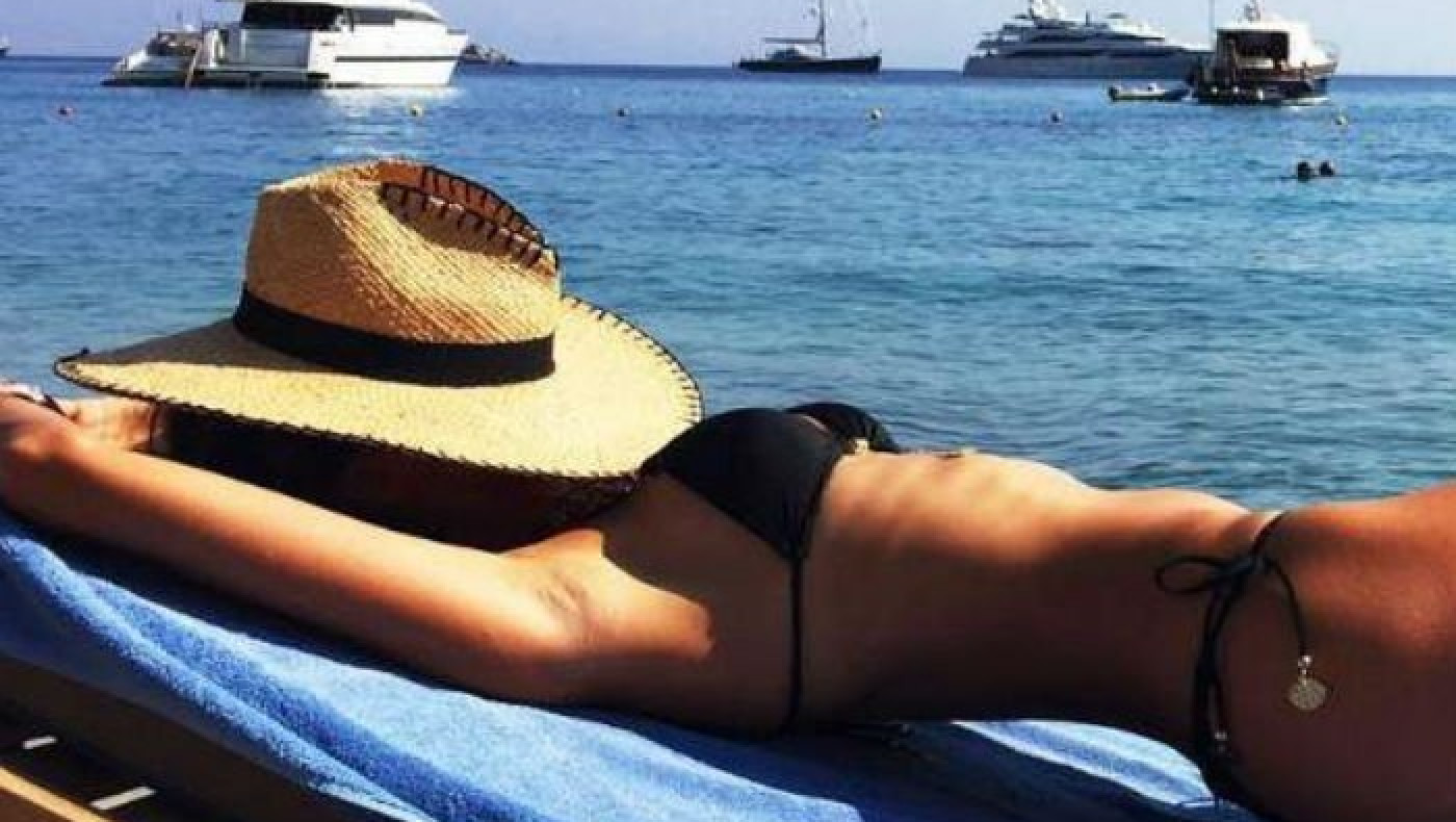 Η Αμπρόσιο «μοιράζεται» τις διακοπές της στην Ελλάδα (Pics)