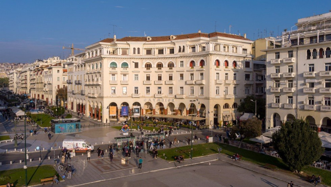 Πλ. Αριστοτέλους: Έπεσαν σοβάδες στο κεφάλι 22χρονης και την τραυμάτισαν