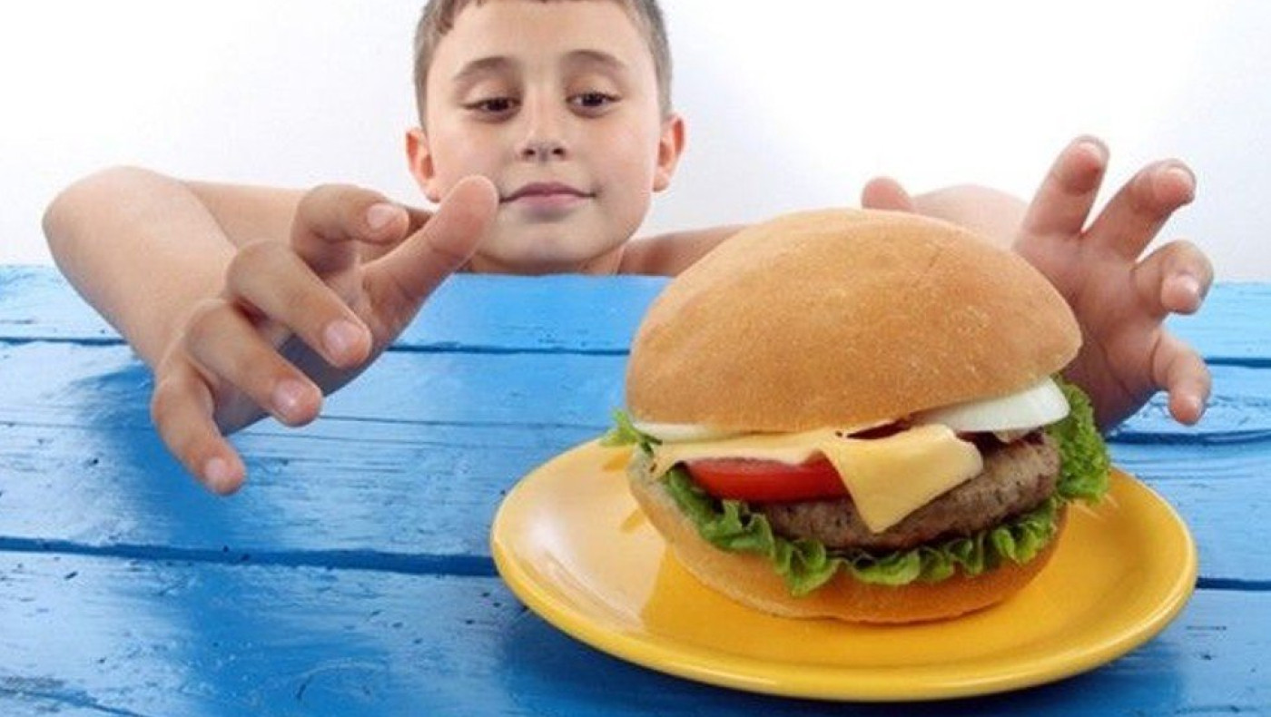 Παιδική παχυσαρκία: Ποια τρόφιμα αφαιρεί από τα σχολικά κυλικεία το Υπουργείο Υγείας