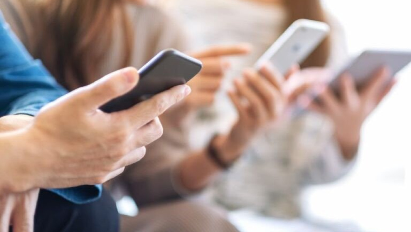 Πάσχουμε όλοι από nomophobia: Πόσο άλλαξαν τον εγκέφαλό μας τα 15 χρόνια του iPhone