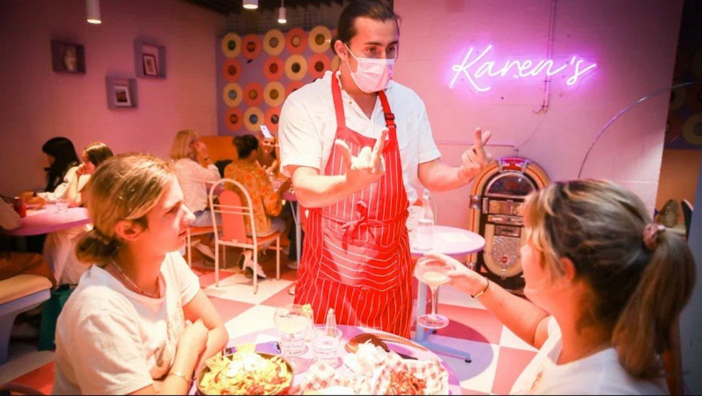 Το εστιατόριο με τους πιο αγενείς σερβιτόρους του κόσμου: «Ορίστε το φαγητό σου, φάτο και άντε γαμ@@σου»