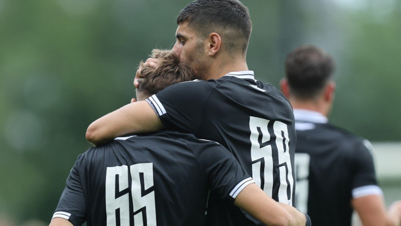 Κωνσταντέλιας, Κουλιεράκης και τα άλλα παιδιά,  βλέπουν ότι υπάρχει μια μεγάλη ευκαιρία μπροστά