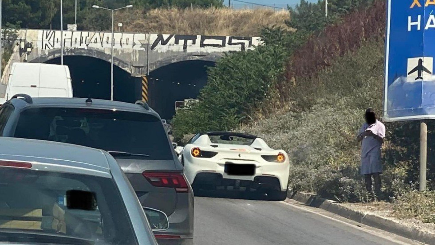 Θεσσαλονίκη: Χαλασμένη Ferrari μπλόκαρε τον περιφερειακό