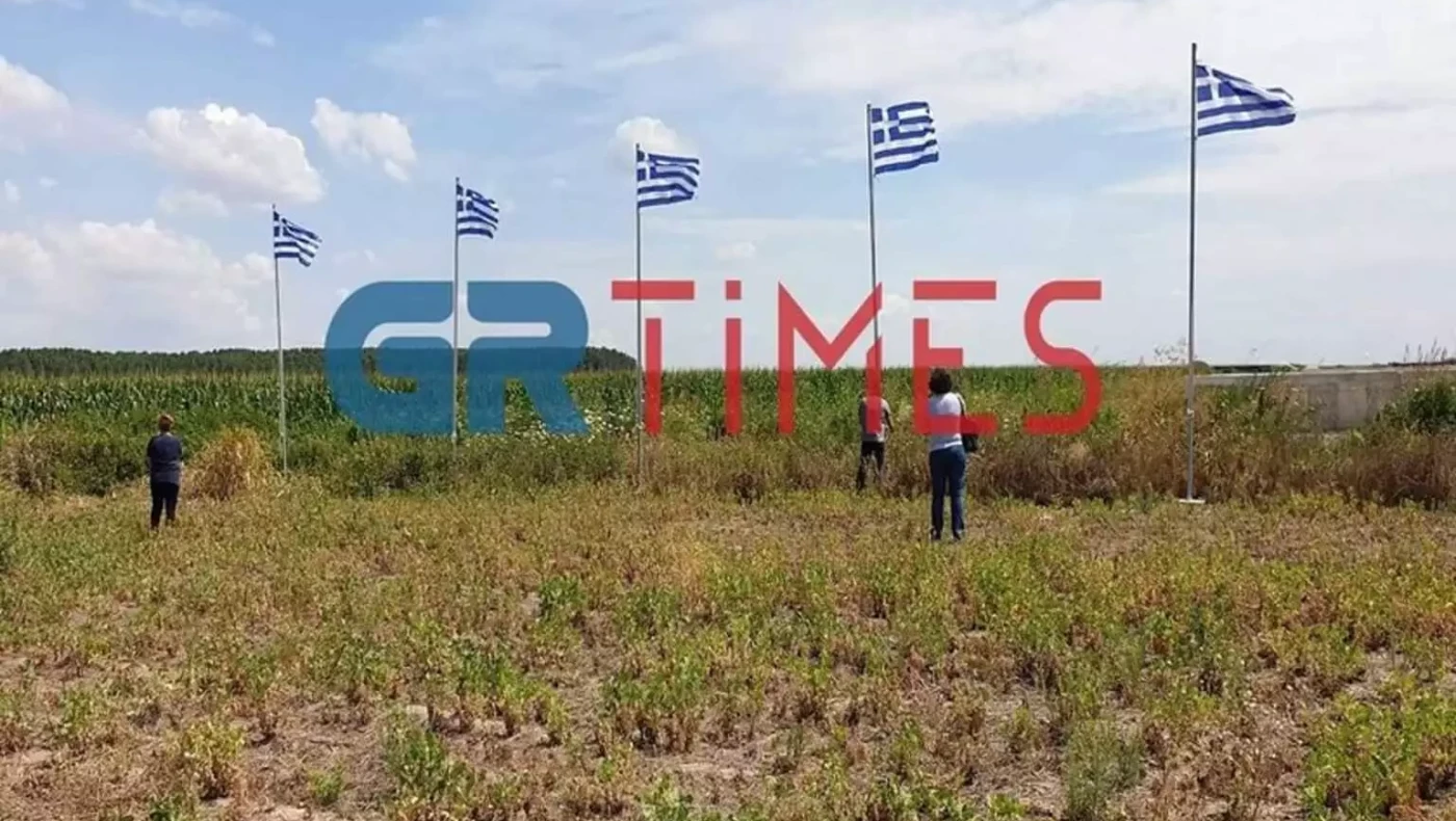 Έβρος: Ύψωσαν 30 ελληνικές σημαίες κοντά στα ελληνοτουρκικά σύνορα, τι συμβολίζουν