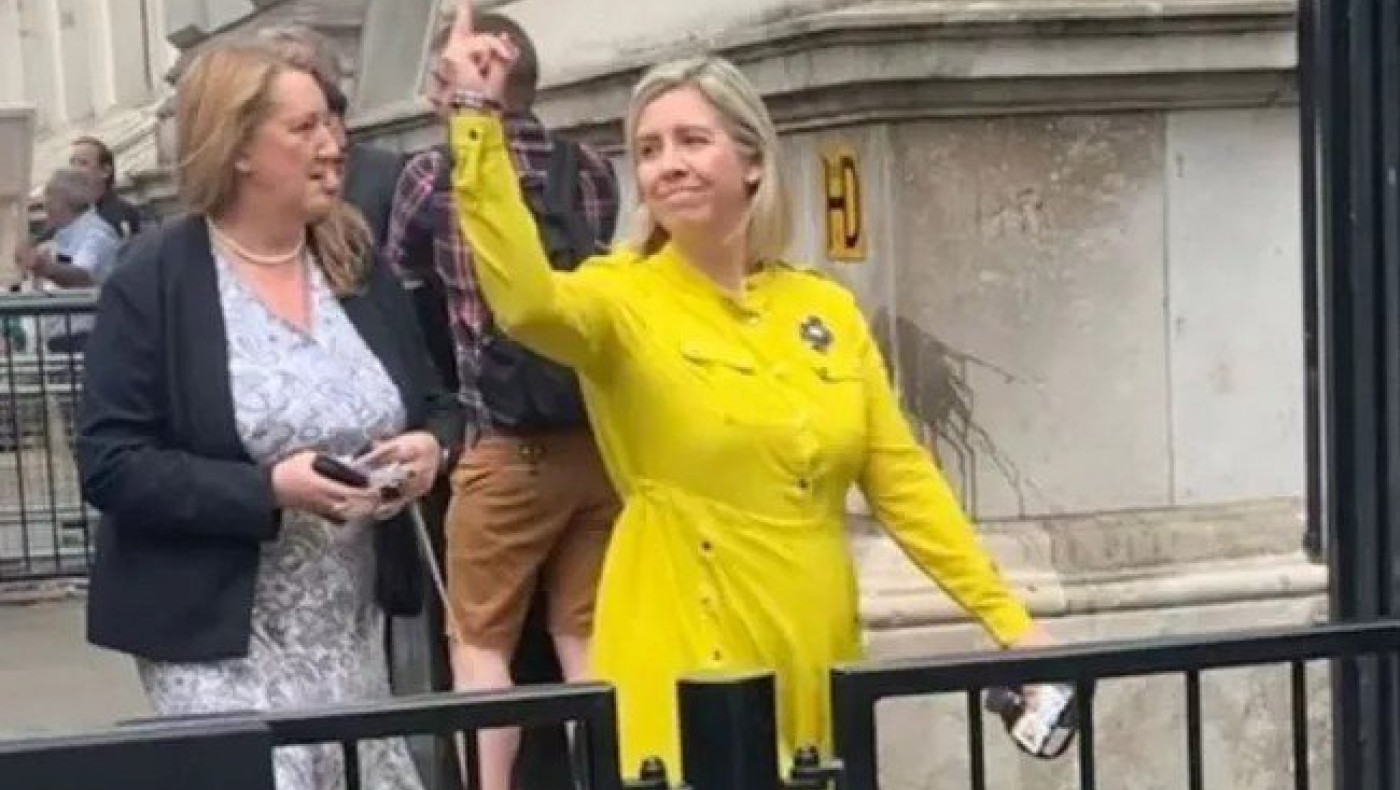 Η Βρετανίδα υπουργός για τη χειρονομία της: «Άνθρωπος είμαι κι εγώ»