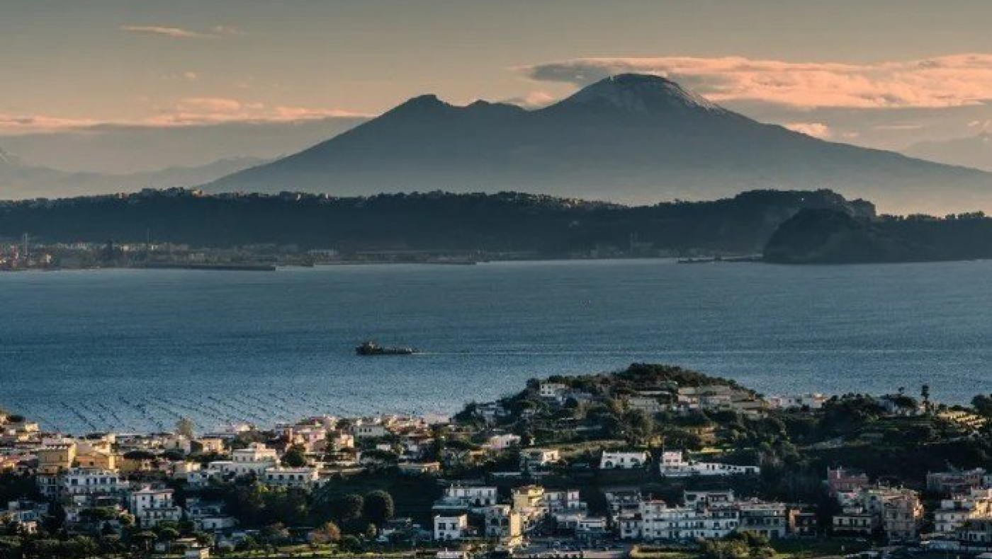 Τουρίστας ανέβηκε στον κρατήρα του Βεζούβιου για μία φωτογραφία και έπεσε μέσα