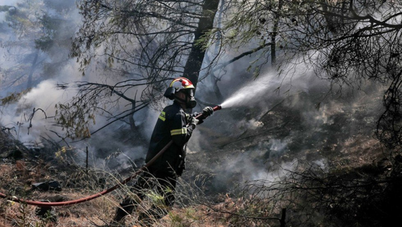 Φωτιά στο Διαλεκτό Καβάλας: Τραυματίστηκαν πυροσβέστες