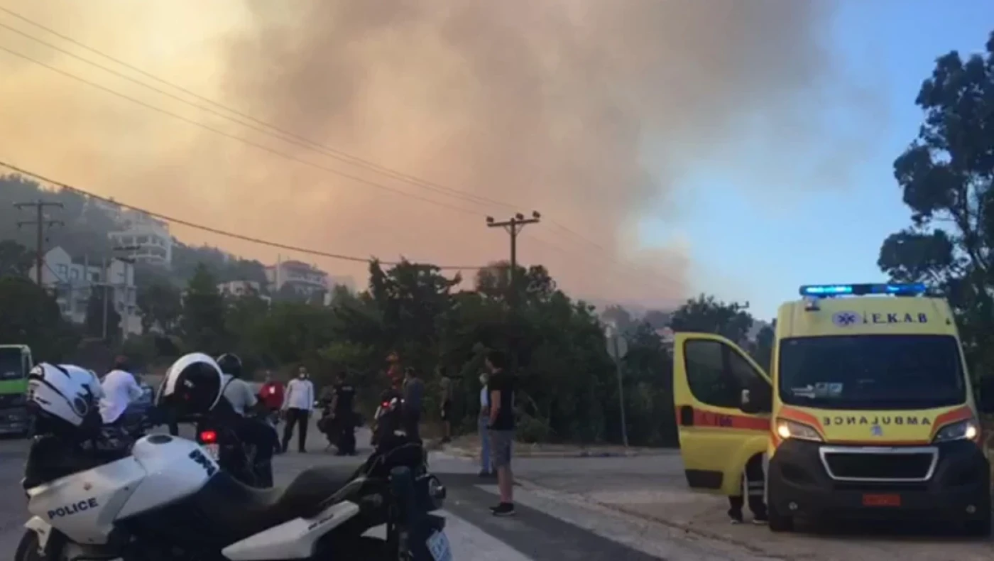 Τρόμος στην Πεντέλη: Οι φλόγες φτάνουν στα πρώτα σπίτια στο Ντράφι (vid)