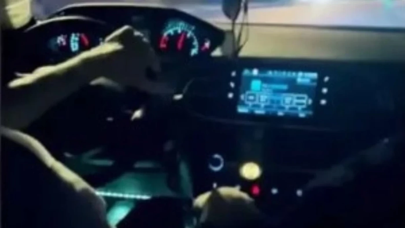 Σε διαθεσιμότητα οι δύο αστυνομικοί για το βίντεο με τα κορίτσια και το περιπολικό