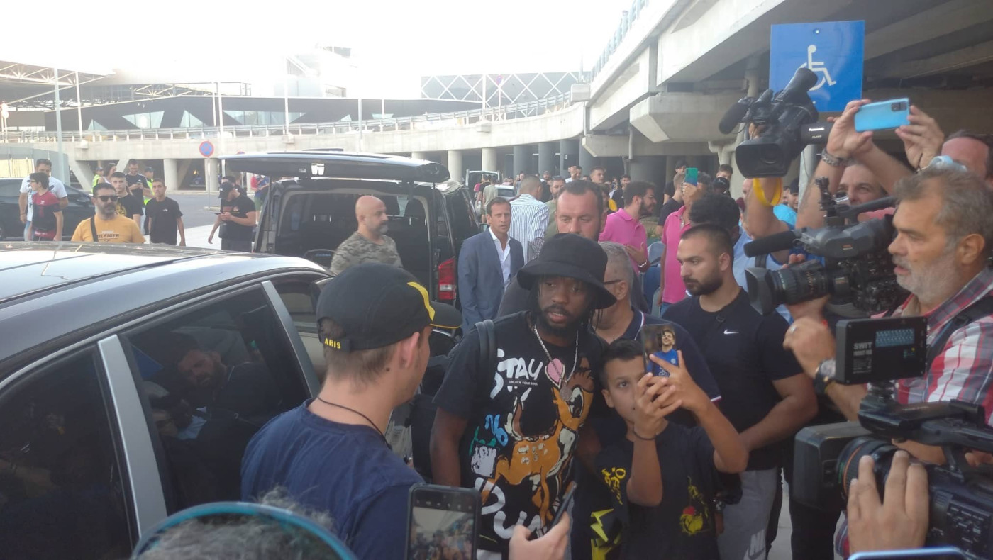 Ντελίριο στην άφιξη Ζερβίνιo στη Θεσσαλονίκη: Αποθέωση, συνθήματα και αυτόγραφα (pics+vids)