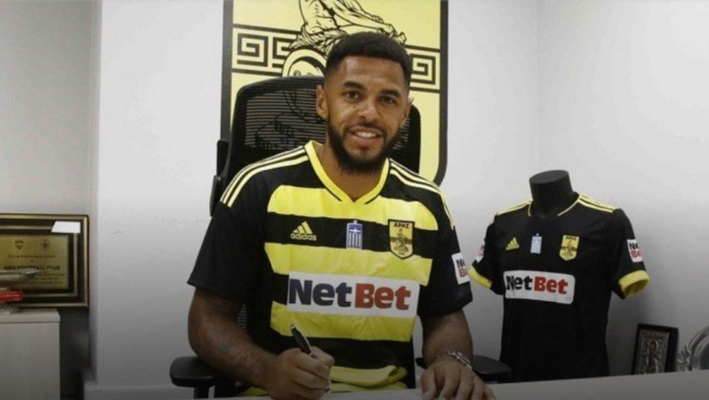 Γέρνει την πλάστιγγα στην πλευρά του