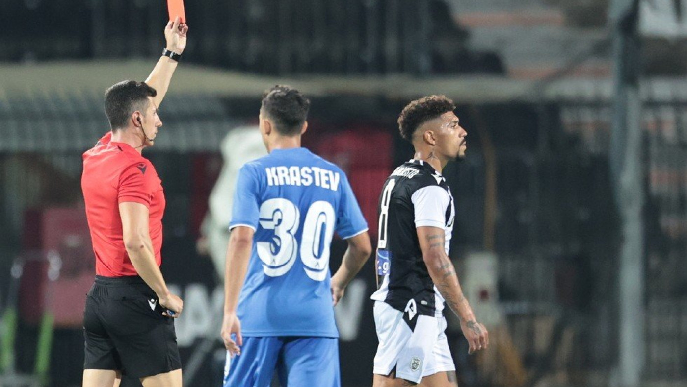 Δύο κόκκινες σε 9 λεπτά για τον ΠΑΟΚ, αποβλήθηκαν Αουγκούστο και Βιεϊρίνια