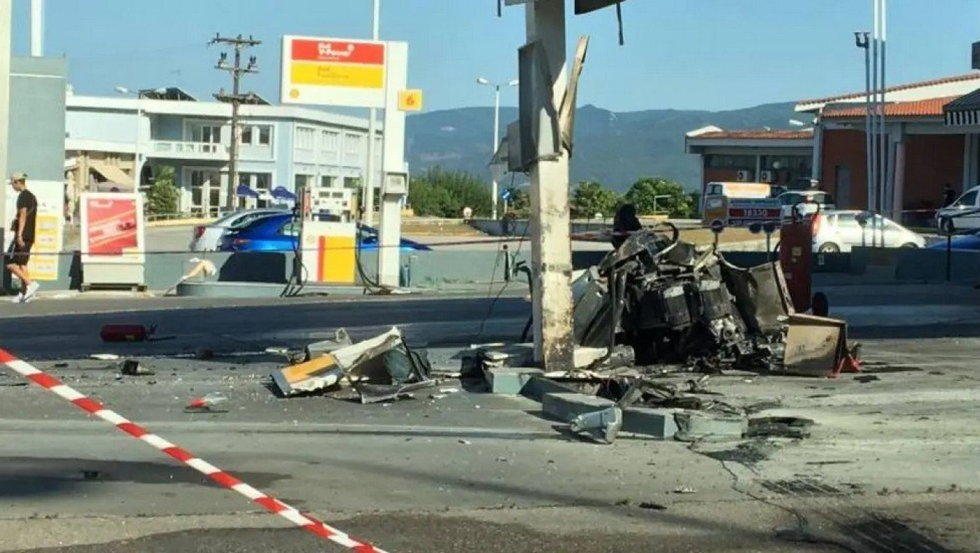 Βέροια: Ακυβέρνητη νταλίκα έπεσε πάνω σε βενζινάδικο και προκάλεσε φωτιά